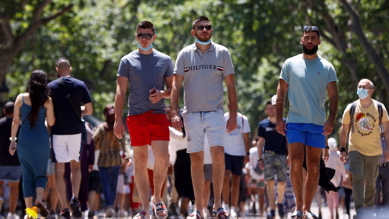 Personas sin la mascarilla puesta al aire libre