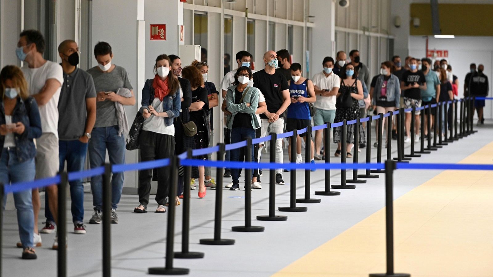 Cola para vacunarse en el Isabel Zendal