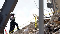 Ascienden a 24 los muertos por el derrumbe del edificio en Miami