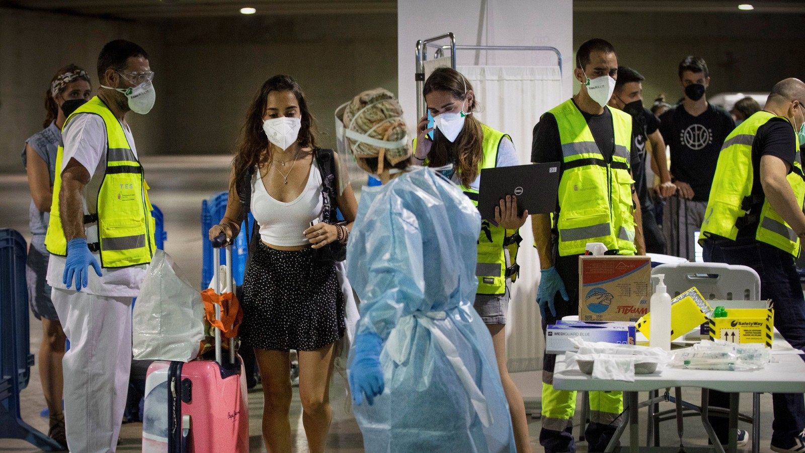 Jóvenes llegados de Salou (Tarragona) se someten a un cribado a su llegada a la estación de autobuses de Pamplona.