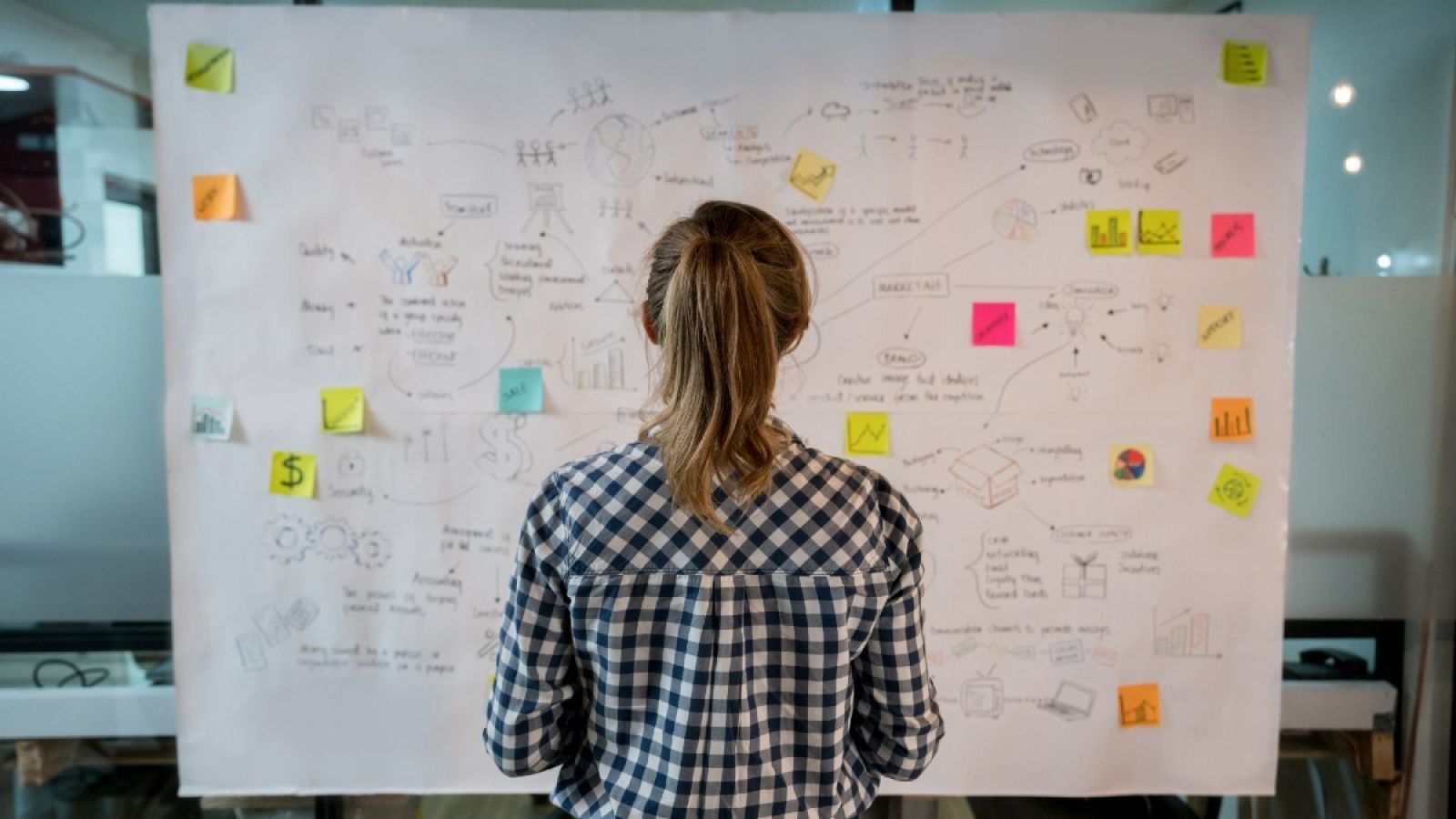 Una mujer trabaja en su plan de negocio