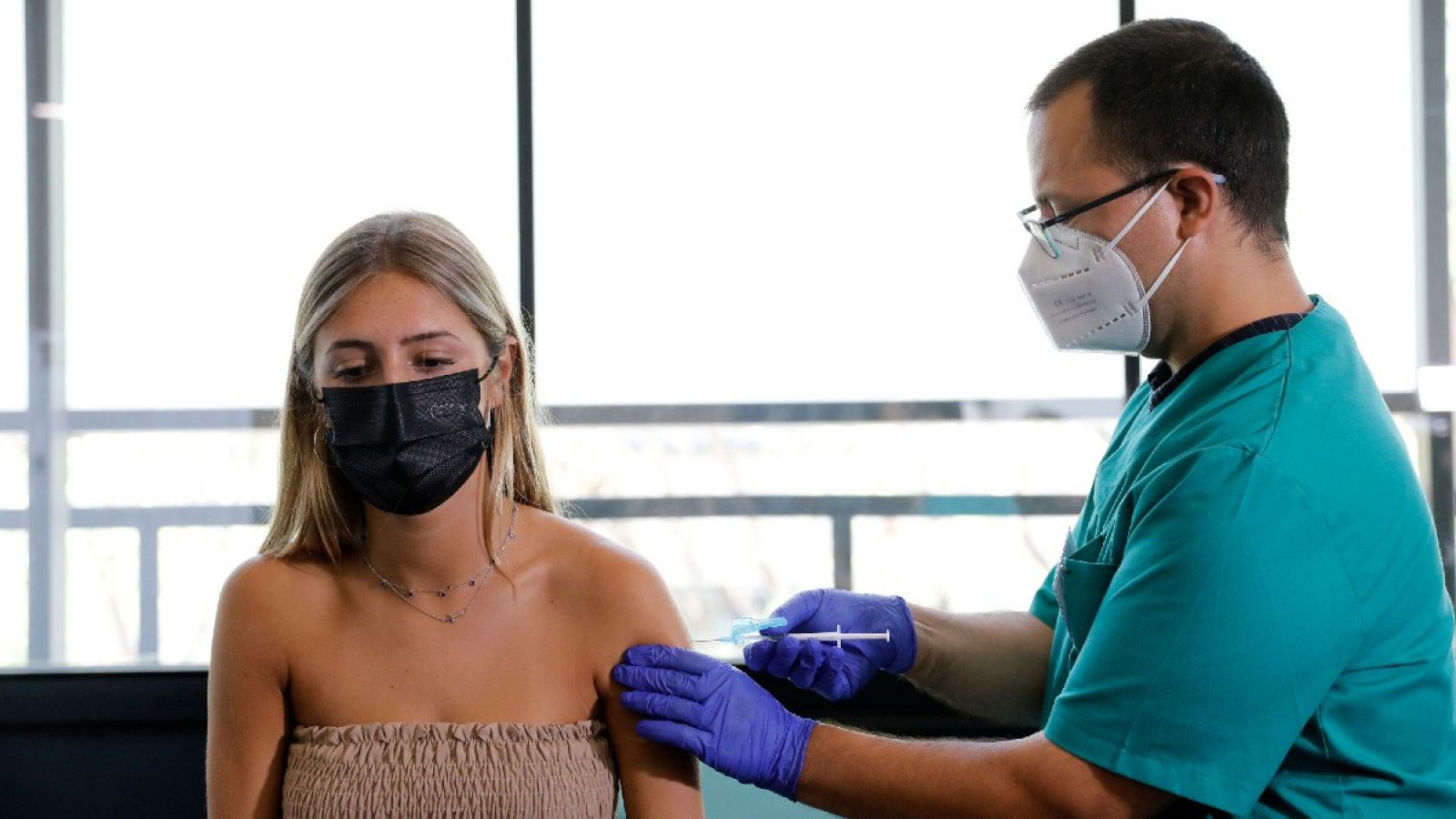 Joven Erasmus se vacuna en la Universidad de Valencia