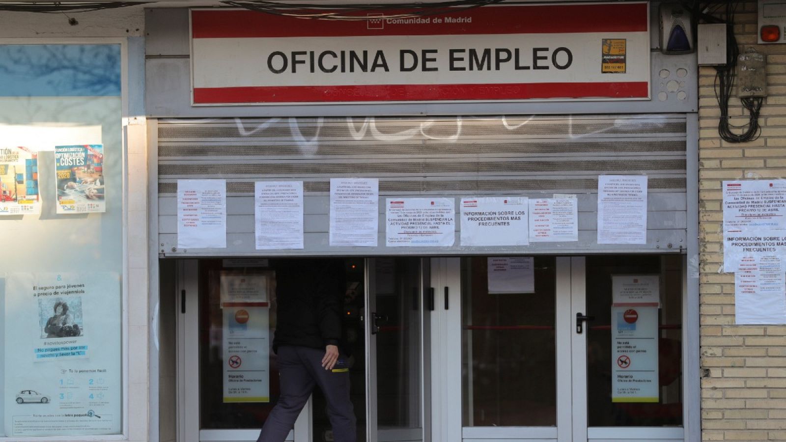 Un hombre entra en una oficina de empleo