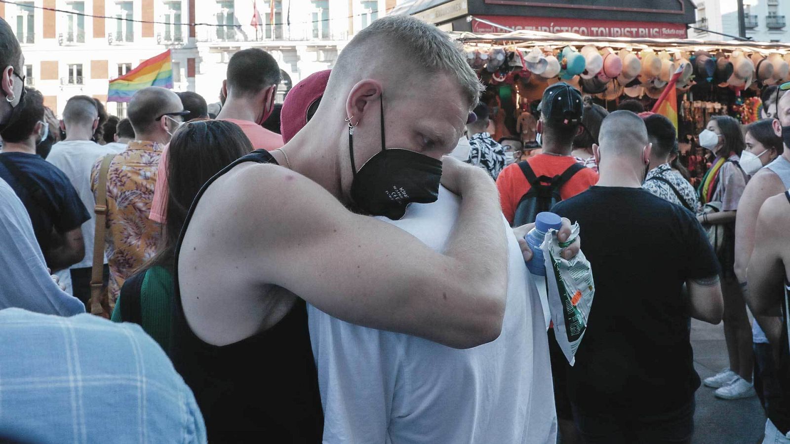 Dos jóvenes se abrazan durante la protesta en Madrid tras la paliza mortal a Samuel Luiz.