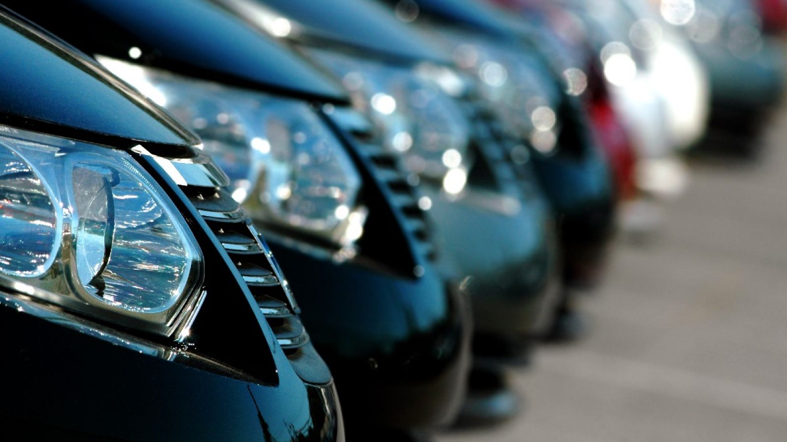 Serie de automóviles aparcados