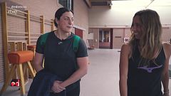 Gemma Mengual practica lanzamiento de bala junto a Belén Toimil