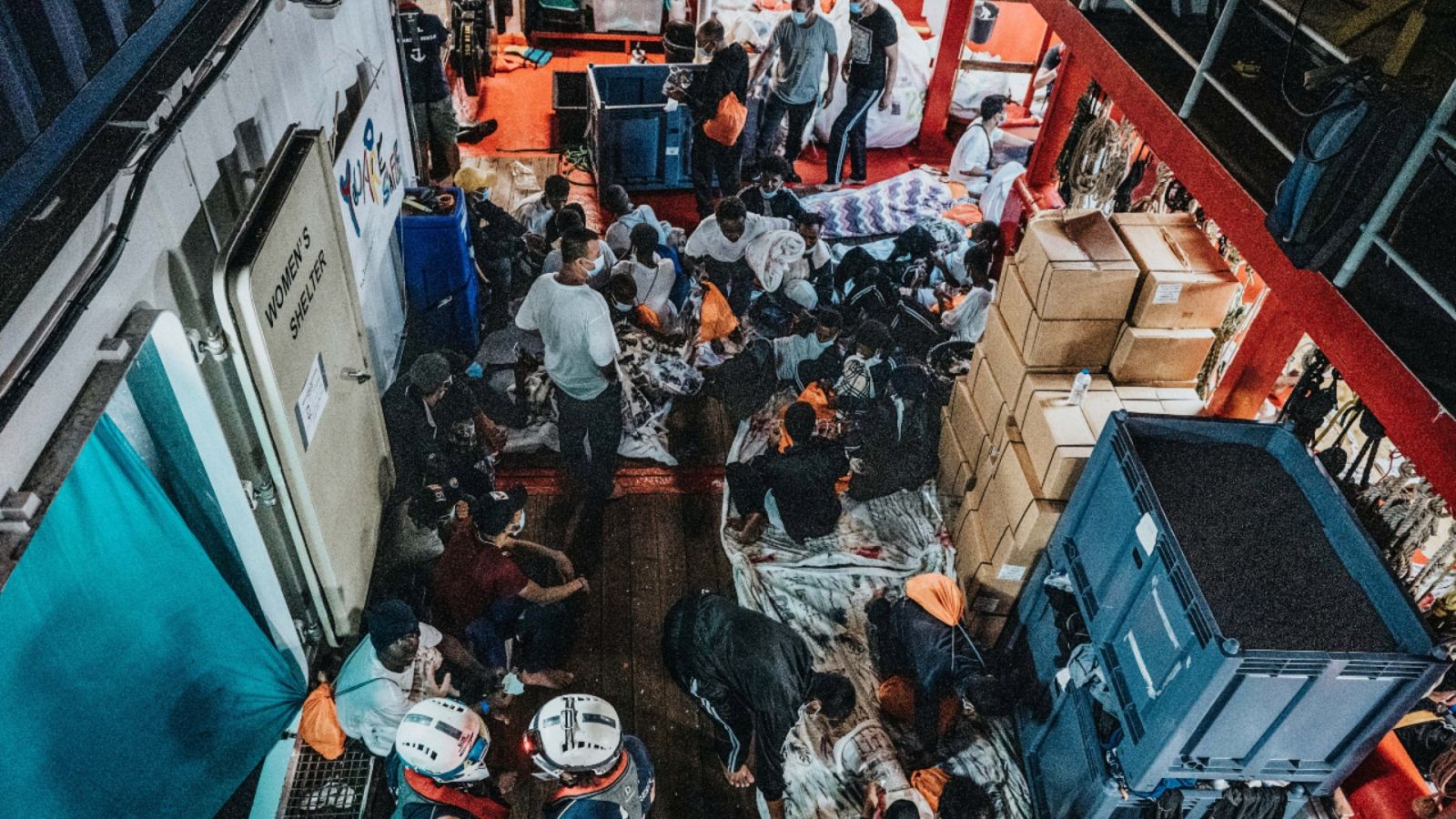 Italia permite el desembarco de los 572 migrantes a bordo del 'Ocean Viking' en Sicilia