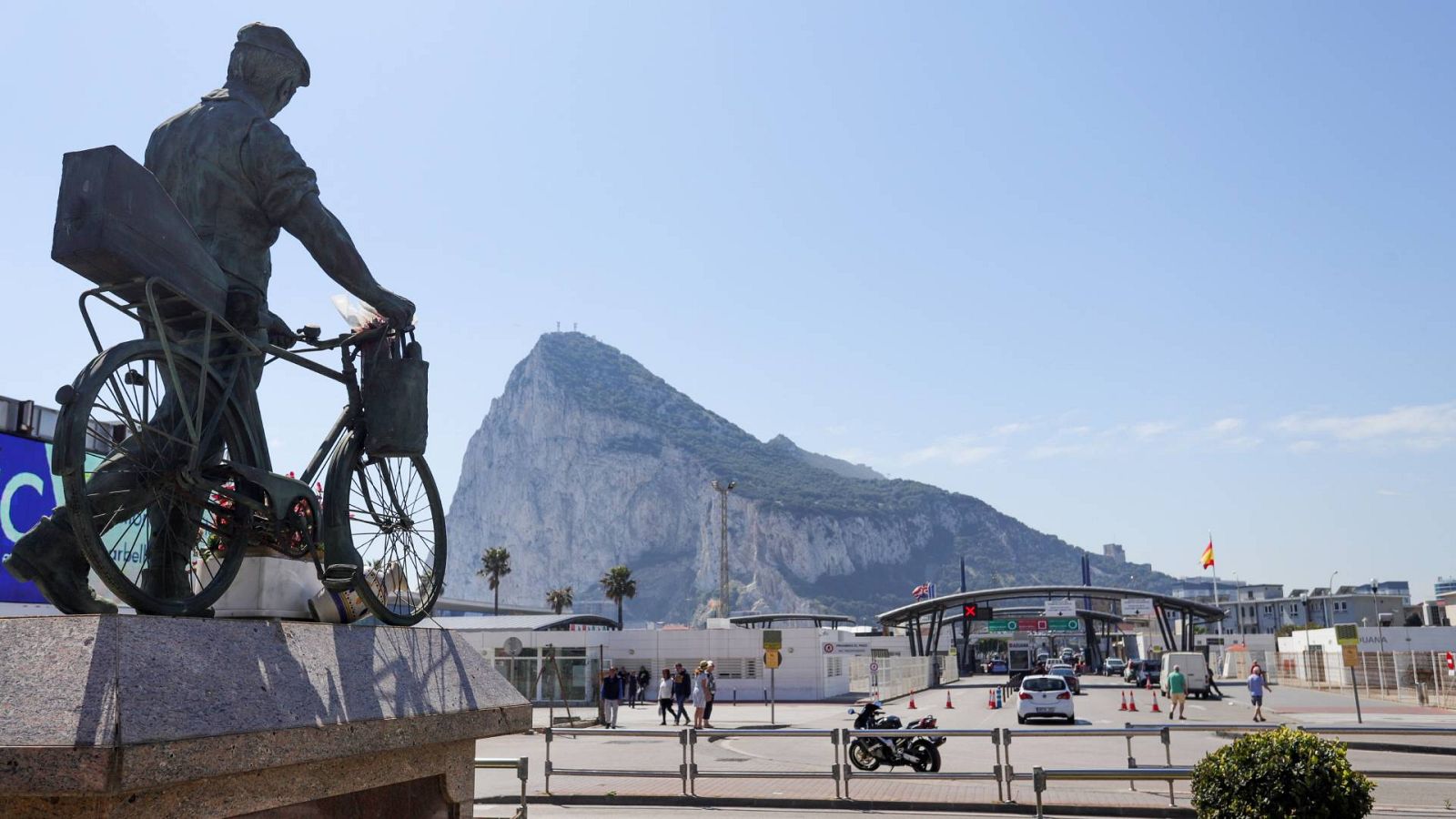 Vista de la frontera de La Línea de la Concepción con Gibraltar, con el Peñón de fondo