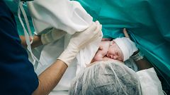 Una mirada a la violencia obstétrica en España: "Estamos atendiendo el parto como si fuera una patología"