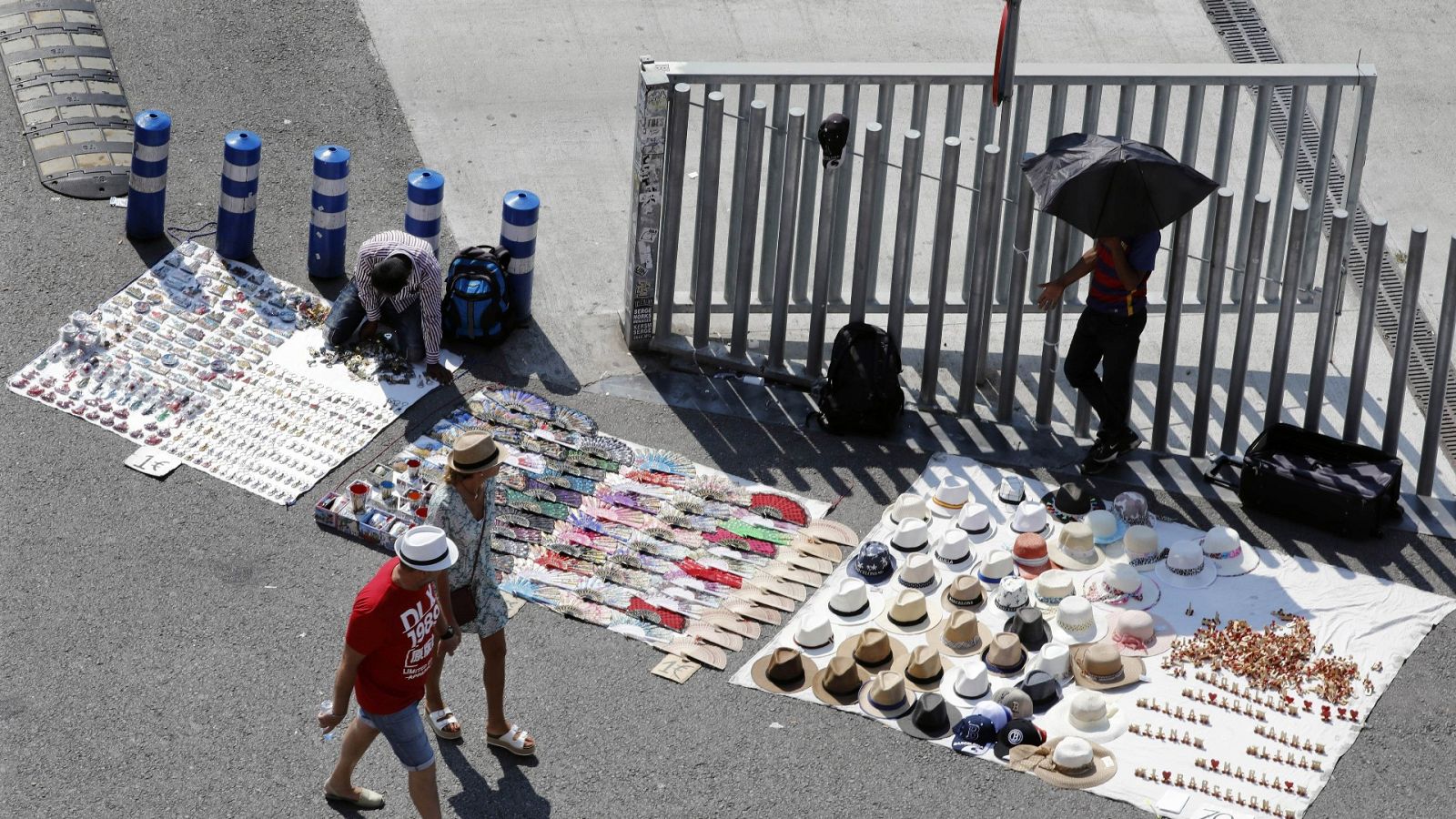 'Pantera' tiene como objetivo alejar a los manteros de la venta ambulante ilegal en las calles