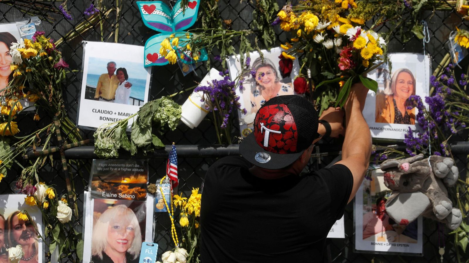 Mural en homenaje a las víctimas del edificio derrumbado en Miami