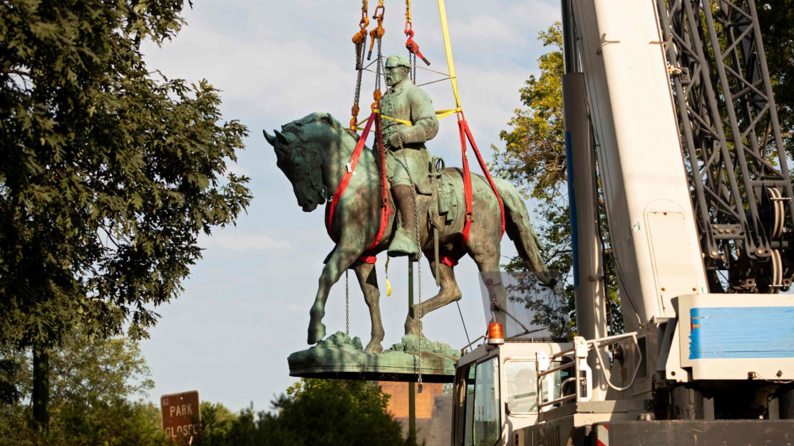 Charlottesville retira la estatua del General Lee, epicentro de las protestas supremacistas de 2017