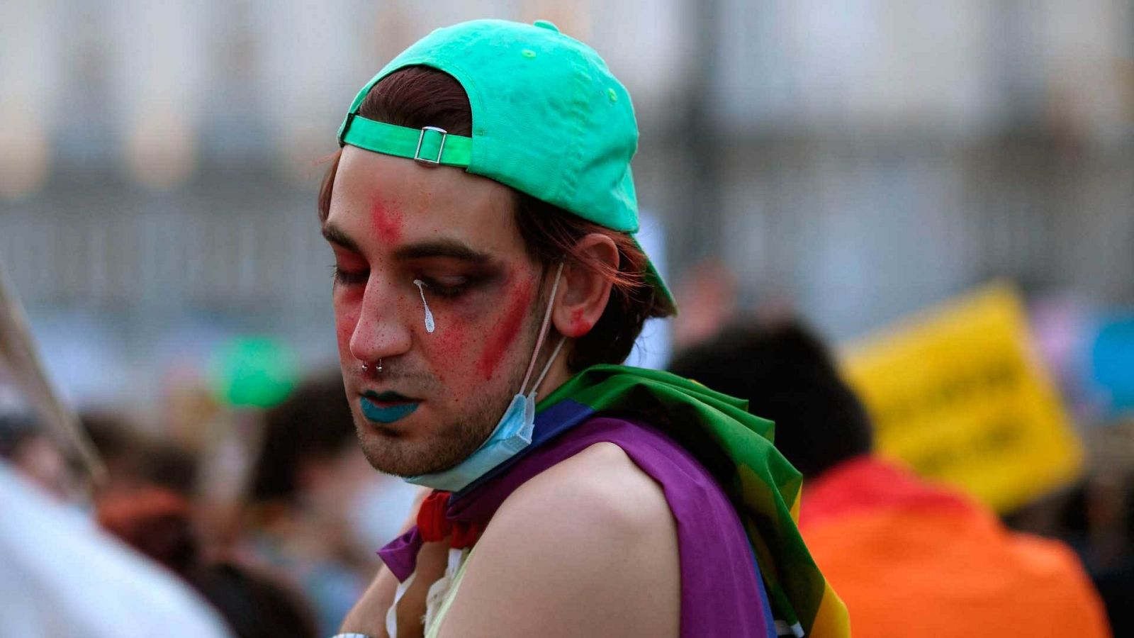 Joven en la manifestación en recuerdo de Samuel Luiz y contra la LGTBIfobia