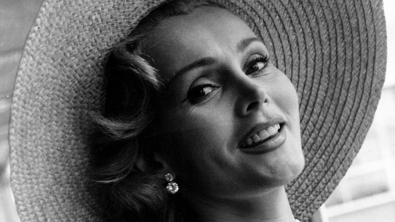 Las cenizas de Zsa Zsa Gabor se entierran en Budapest casi cinco años después de su muerte