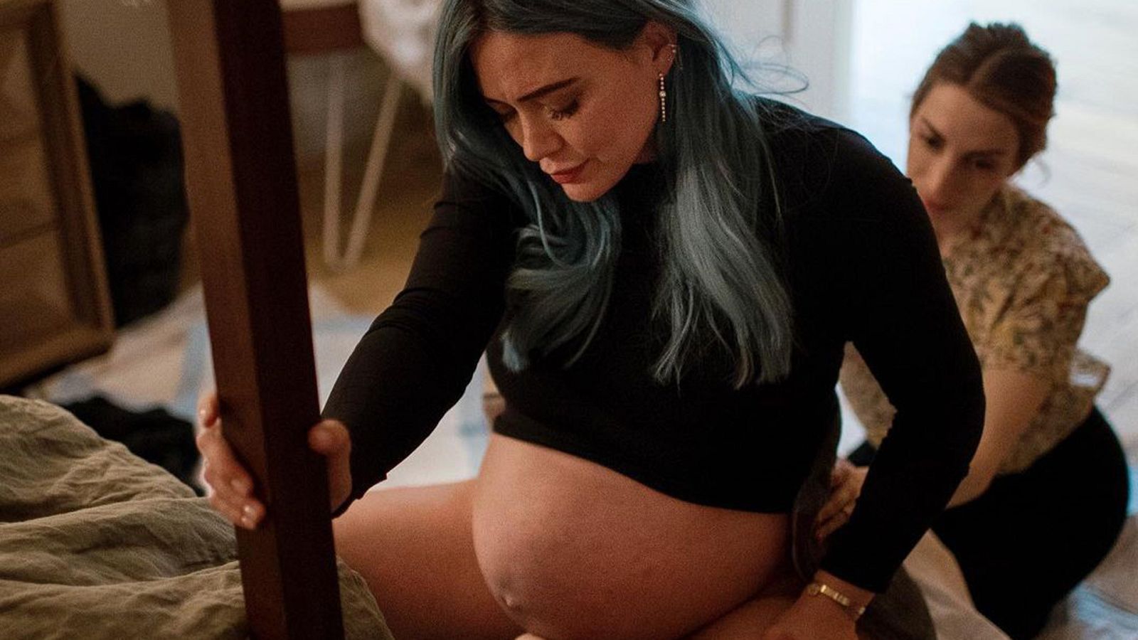 Hilary Duff comparte las imágenes más íntimas del parto de su tercer hijo, una niña que nació en casa sobre un empapador de perros