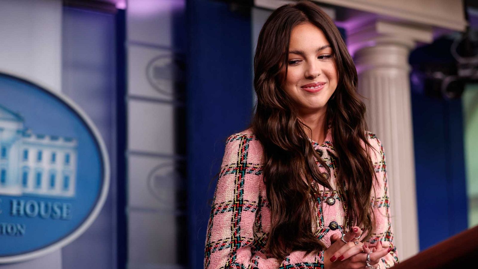 Olivia Rodrigo durante su conferencia en la sala de prensa de la Casa Blanca. 