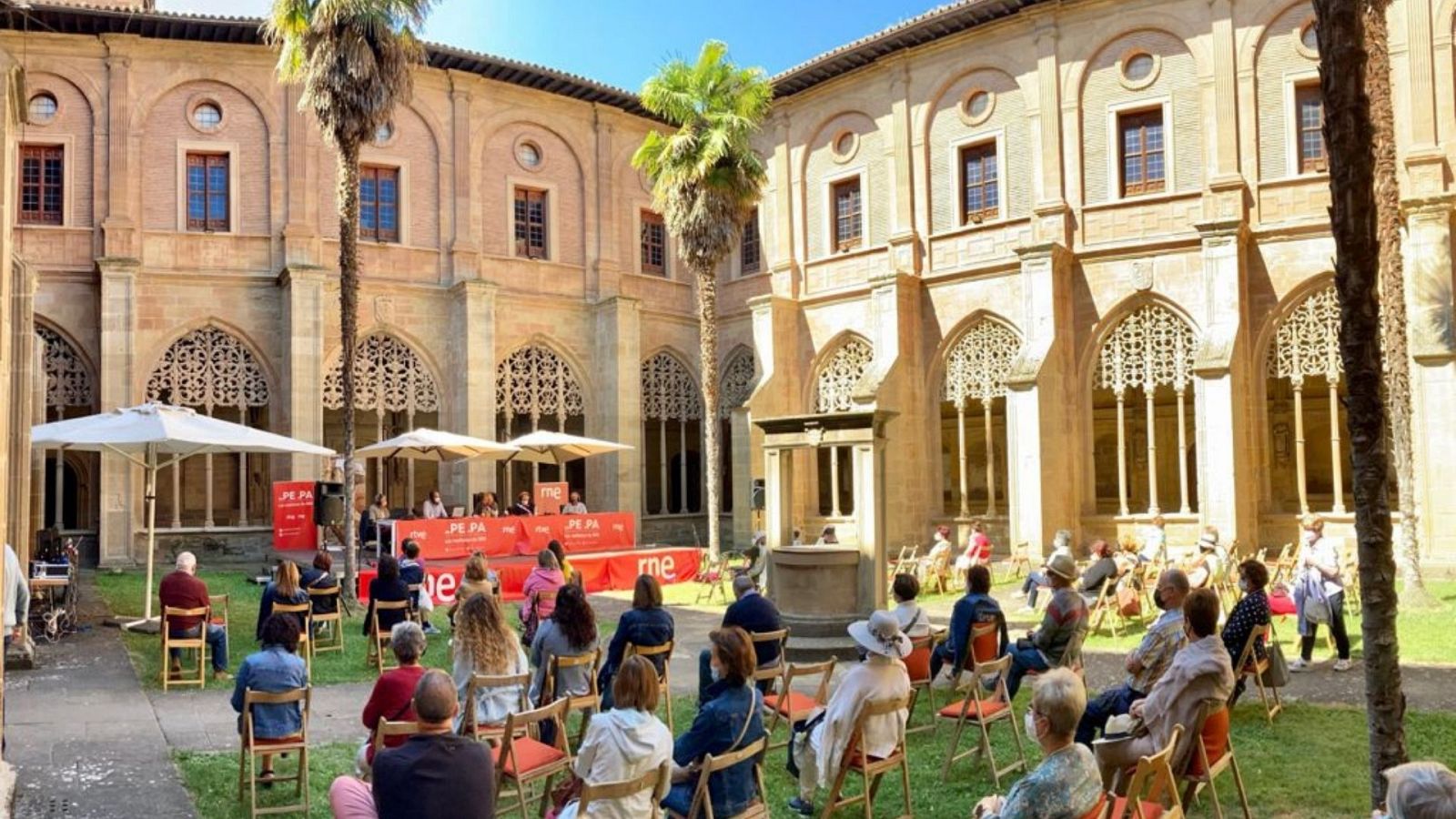 'De pe a pa' desde el patio del Monasterio de Santa María la Real