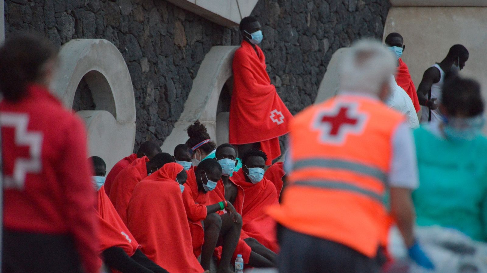 Un grupo de migrantes de origen subsahariano en el puerto de La Restinga, en El Hierro