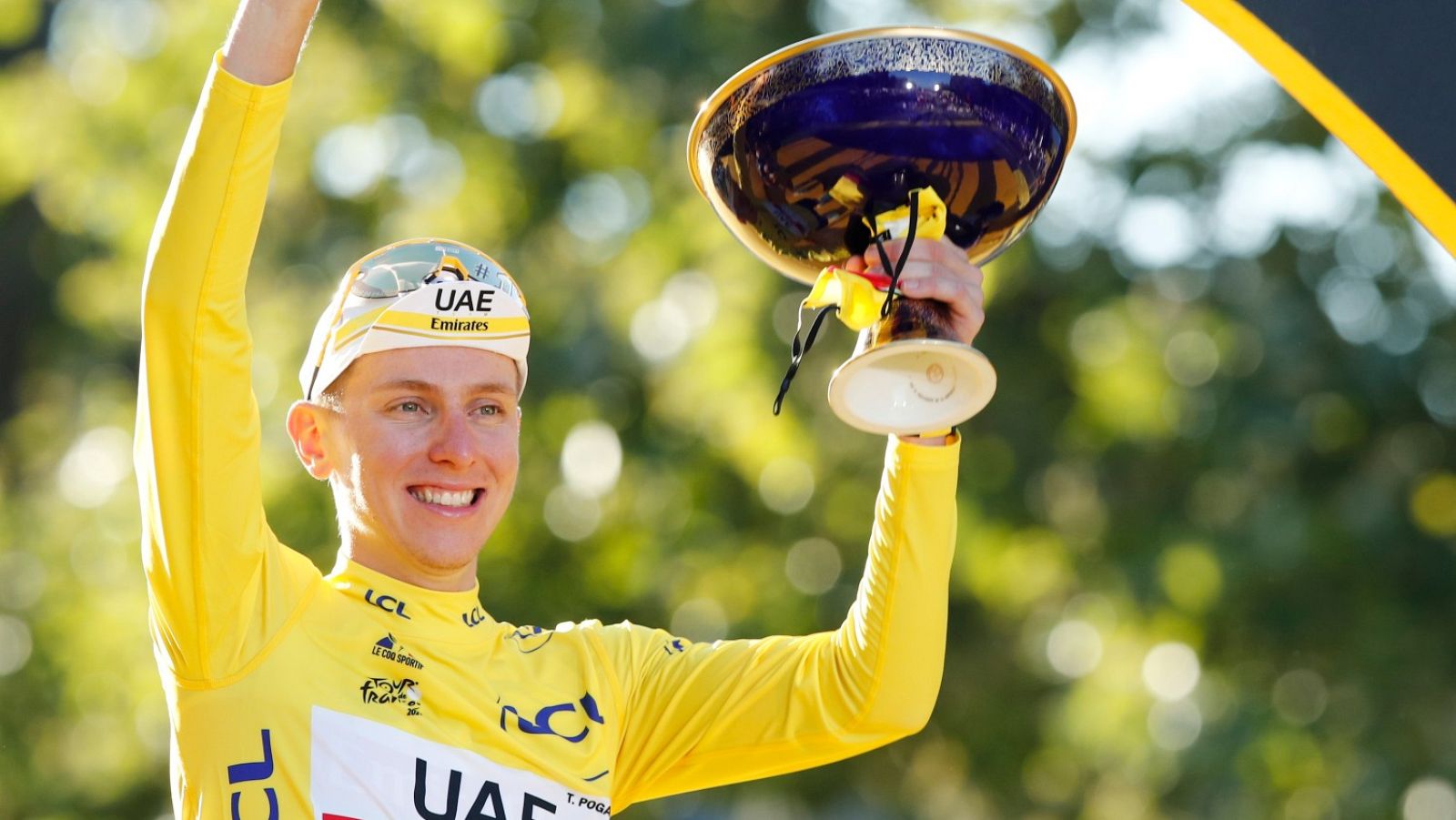 Tadej Pogacar celebra su victoria en el Tour de Francia