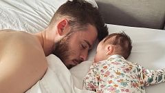 La foto de David De Gea y su hija Yanay que derrite a Edurne, ¡con pañales y a lo loco!