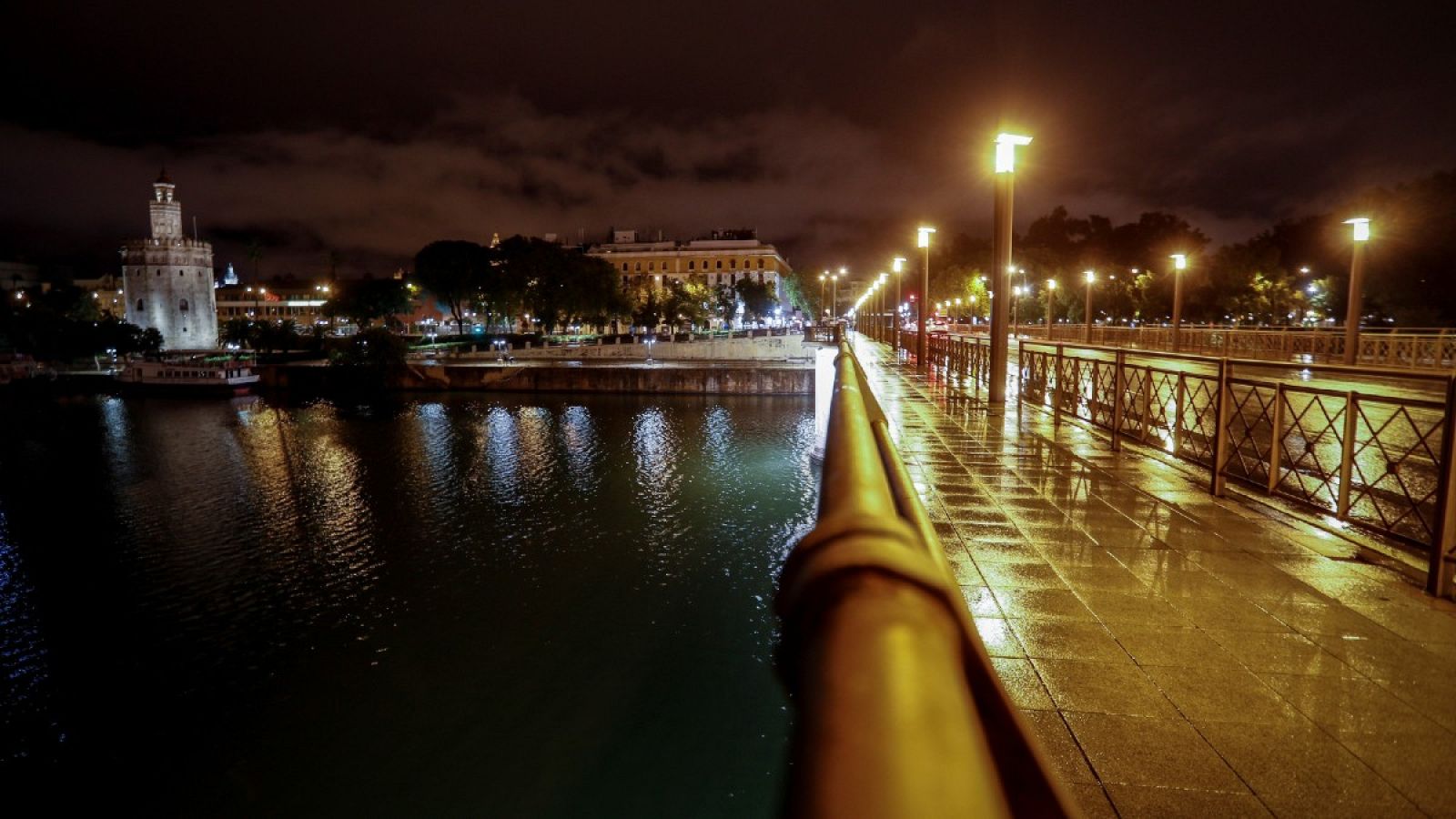 La Torre del Oro durante el mes de noviembre cuando se volvió a decretar el toque de queda