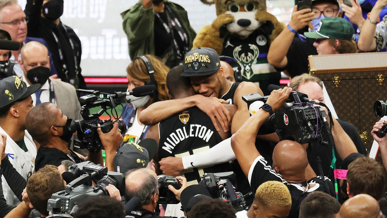 Giannis Antetokounmpo y Khris Middleton se abrazan tras ganar la NBA