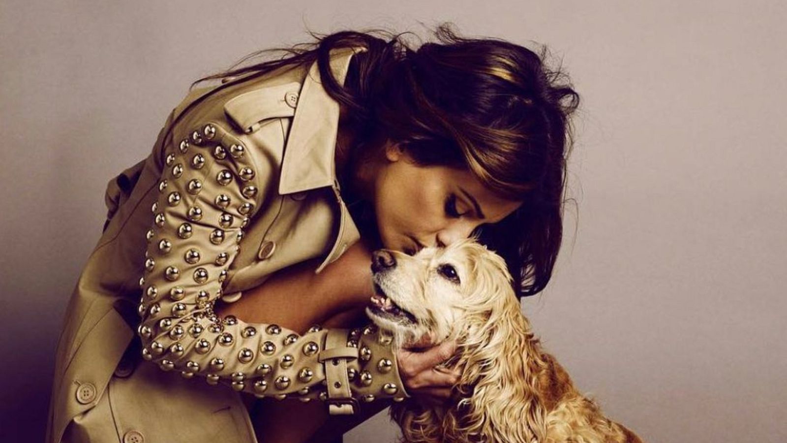 Mónica Cruz besa a uno de sus perros