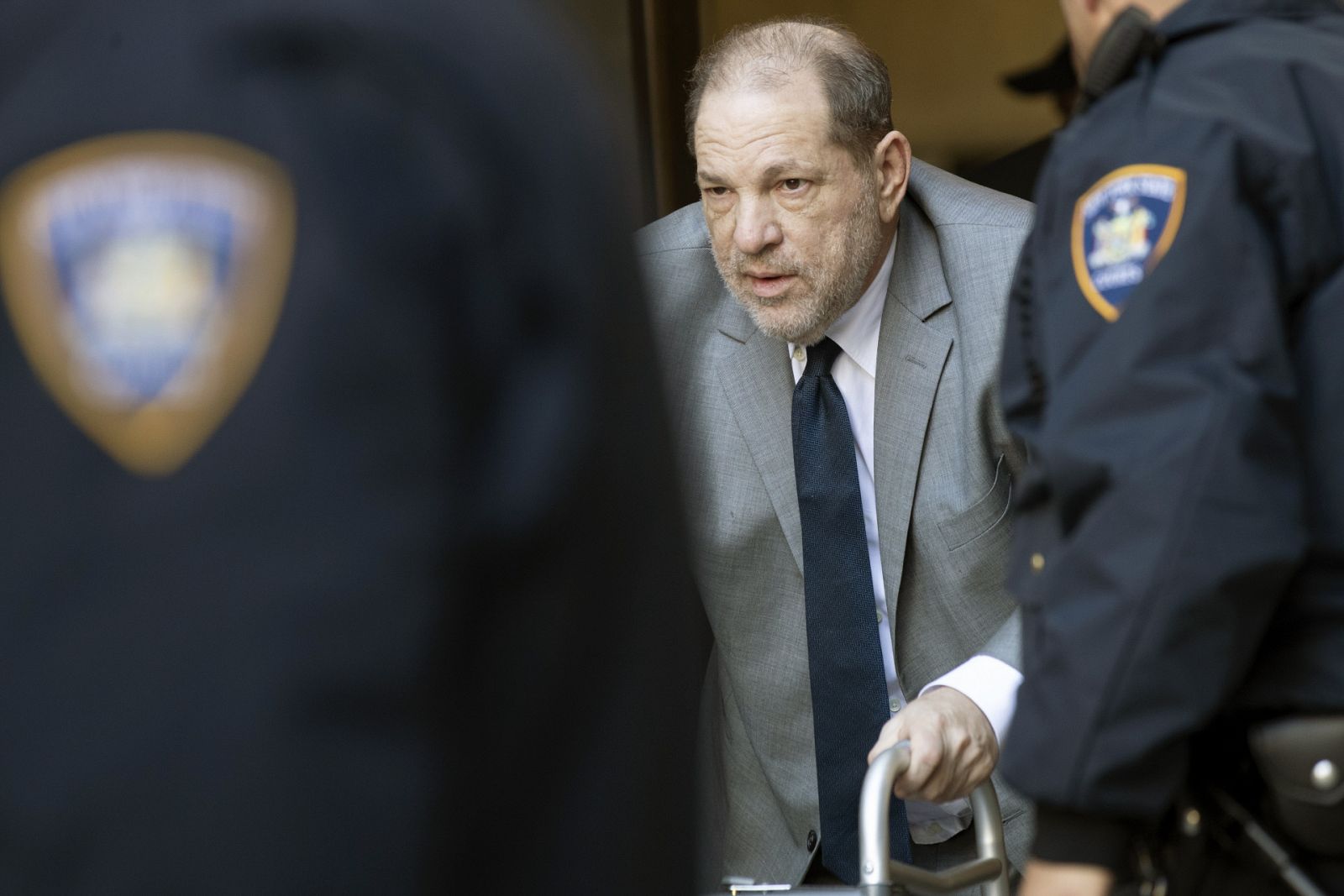 Harvey Weinstein es extraditado oficialmente a California donde se enfrenta a 11 cargos de agresión sexual