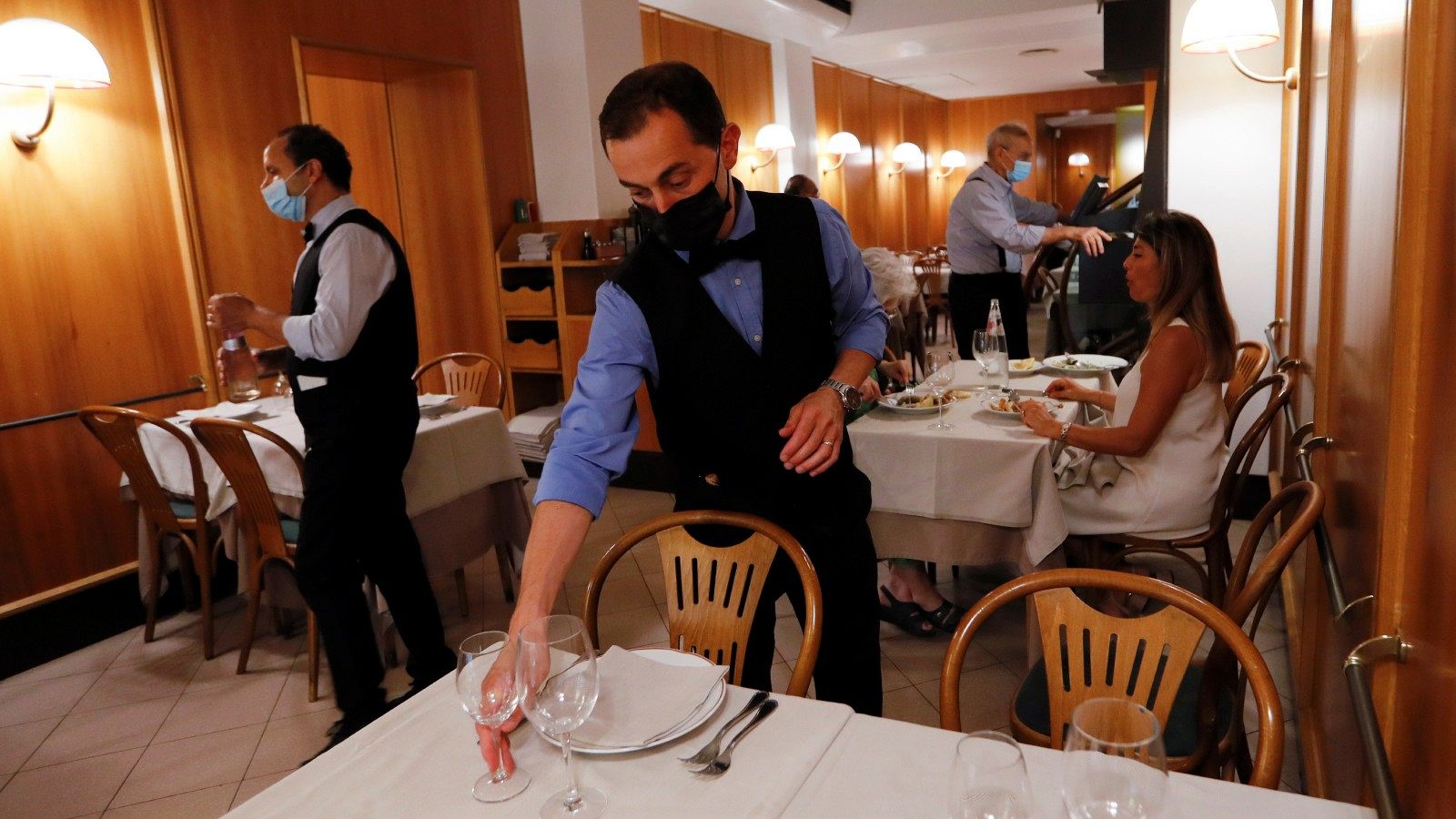 Un camarero prepara el servicio en un restaurante en Roma