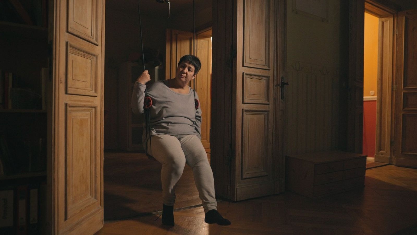 Seyran Ates en un columpio