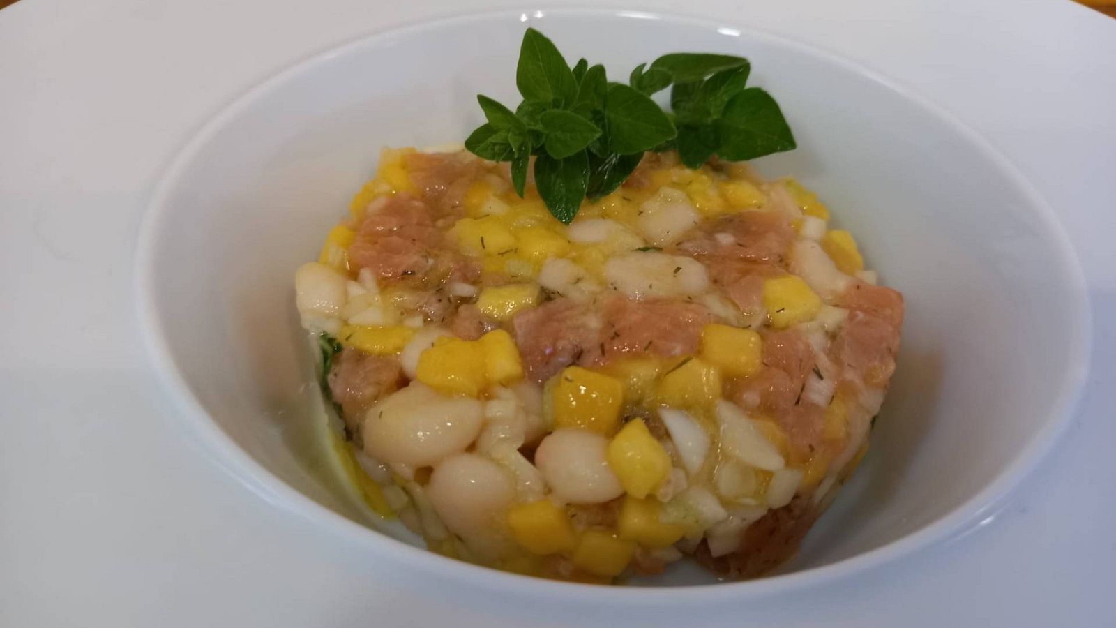 Receta de tartar versionado de potxas y salmón ahumado