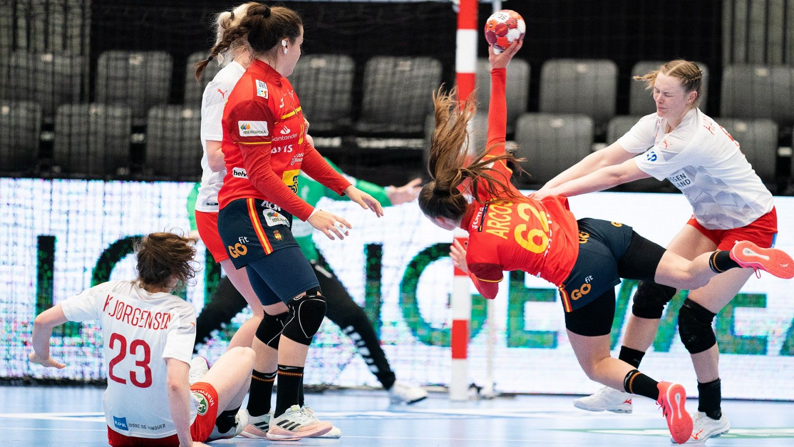 Paula Arcos lanza un balón en un partido frente a Dinamarca