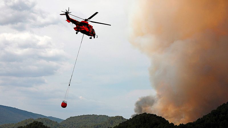Los equipos de emergencia tratan de extinguir los incendios declarados en Catalu�a, Albacete y Huelva