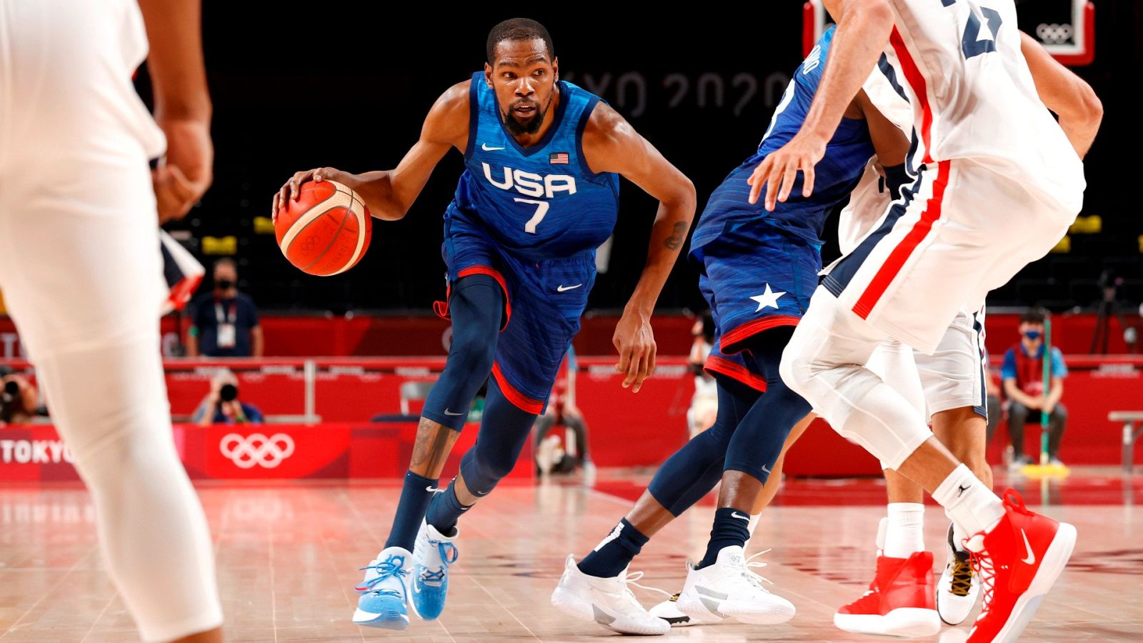 Kevin Durant bota un balón frente a la defensa francesa en Tokyo 2020