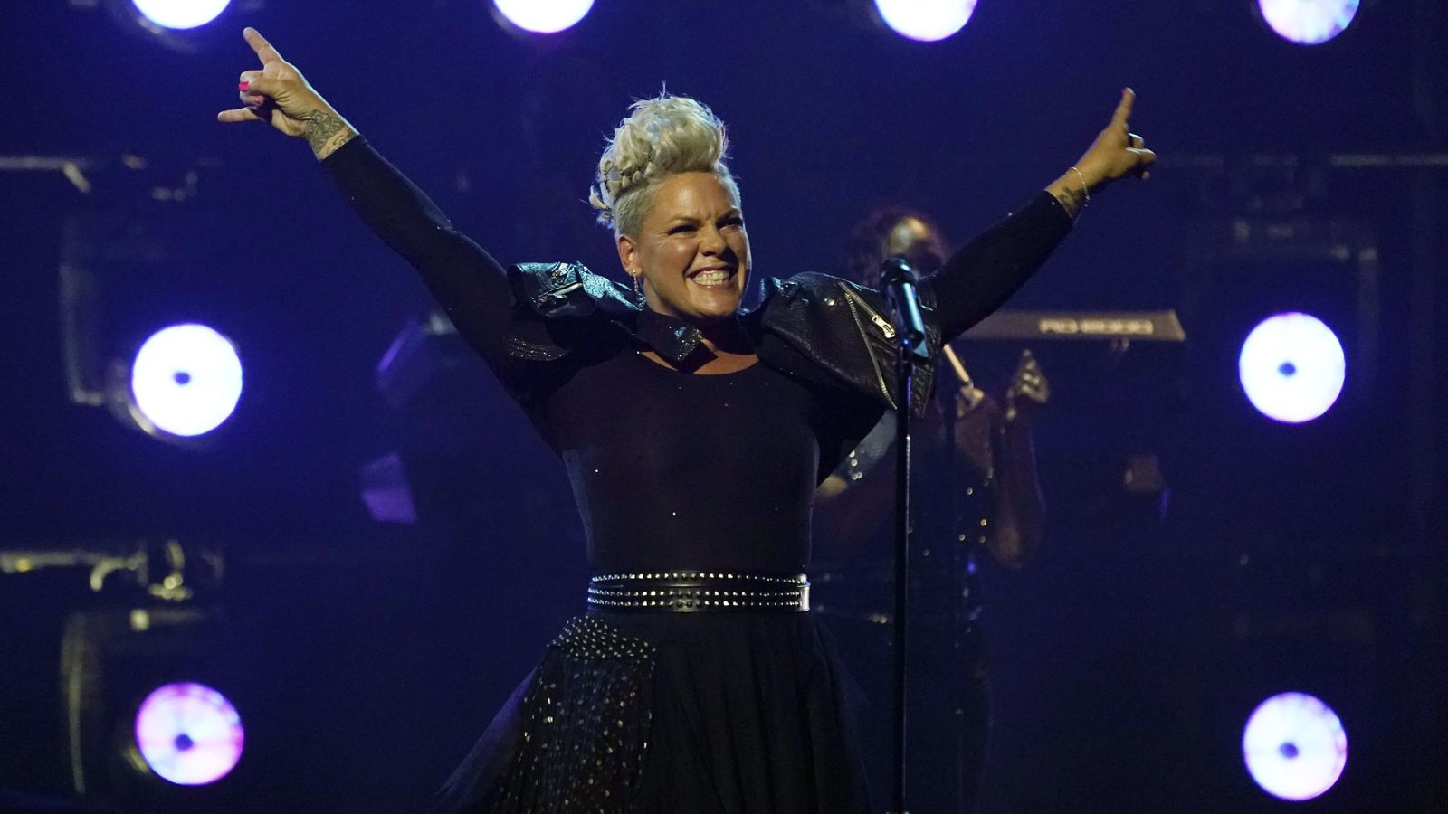 Pink se ofrece a pagar la sanción del equipo femenino noruego de balonmano por no llevar bikini