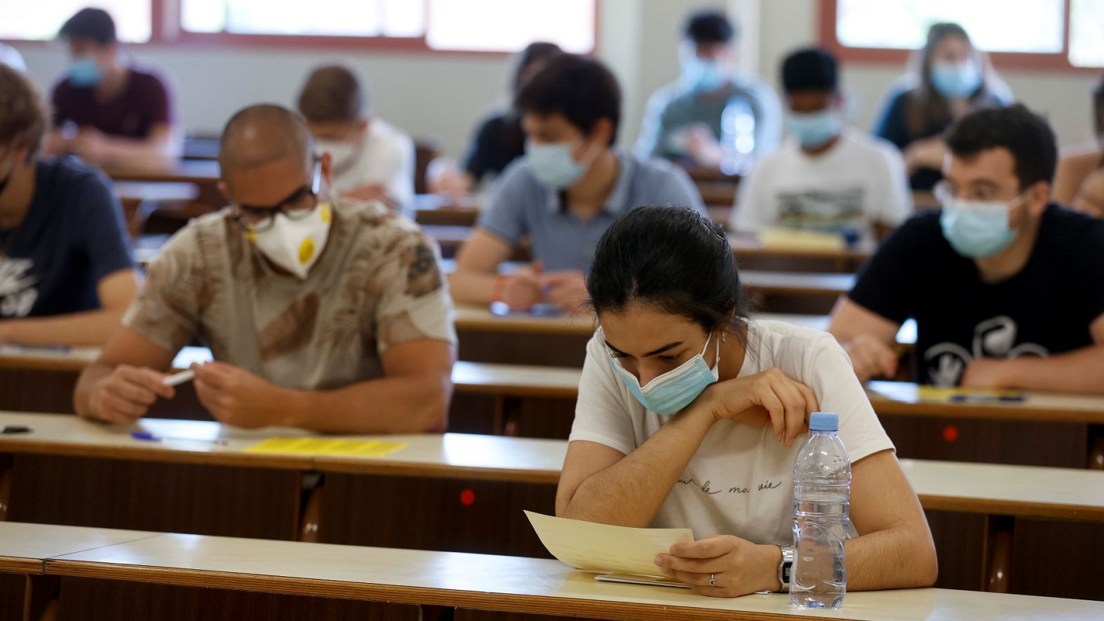 España registra por primera vez más personas con estudios superiores que con ESO