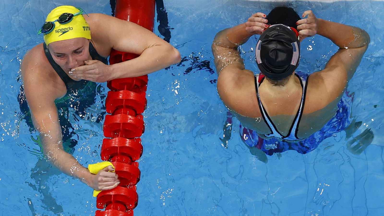 Ariarne Titmus y Katie Ledecky, tras la final de los 400 metros libres