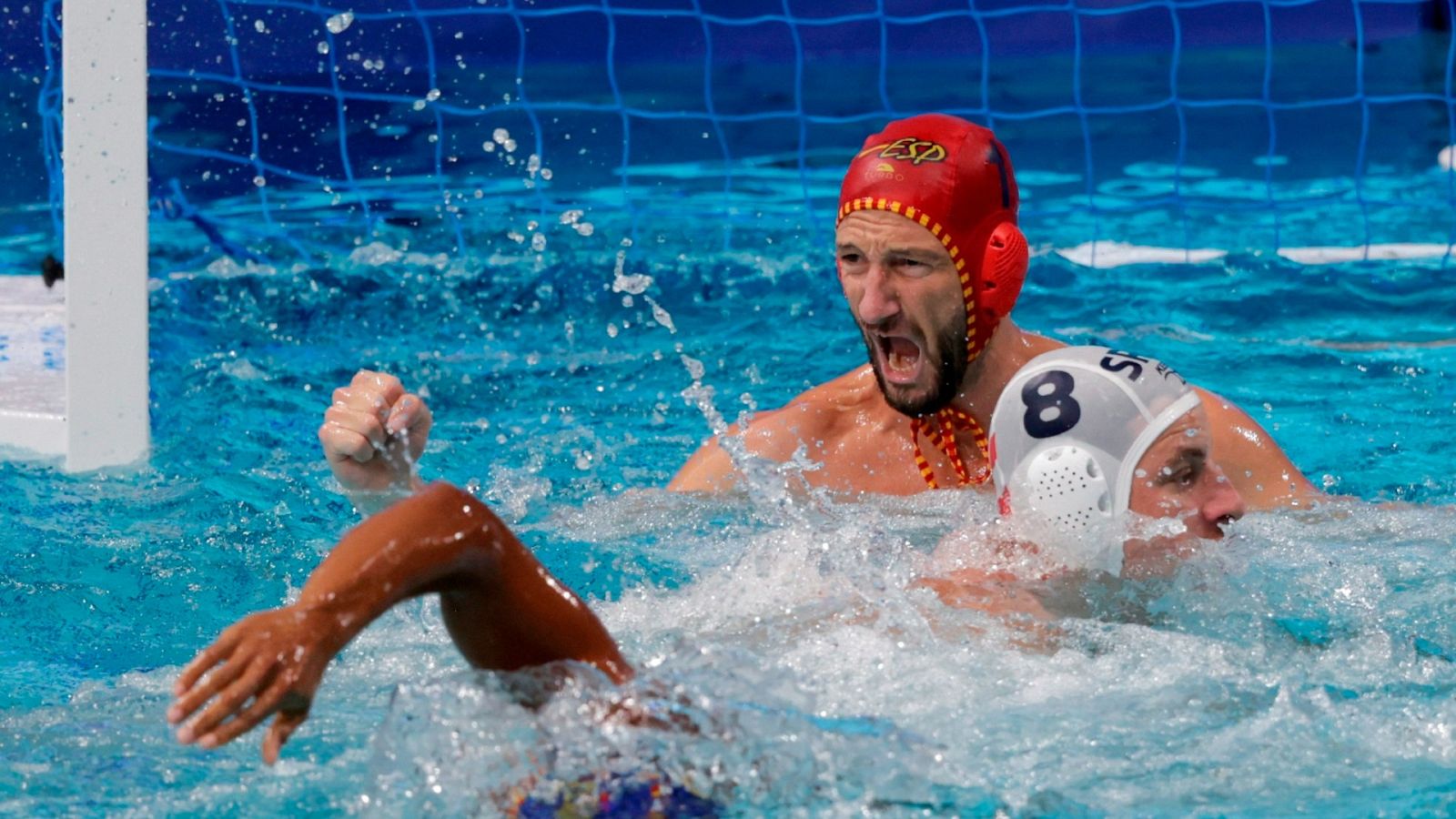 El portero español Daniel López celebra una acción en el encuentro correspondiente al grupo B de Waterpolo entre Serbia y España