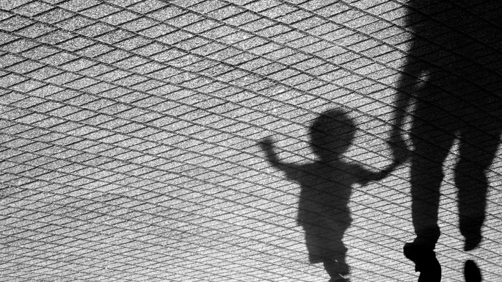 Sombra de un niño y un hombre