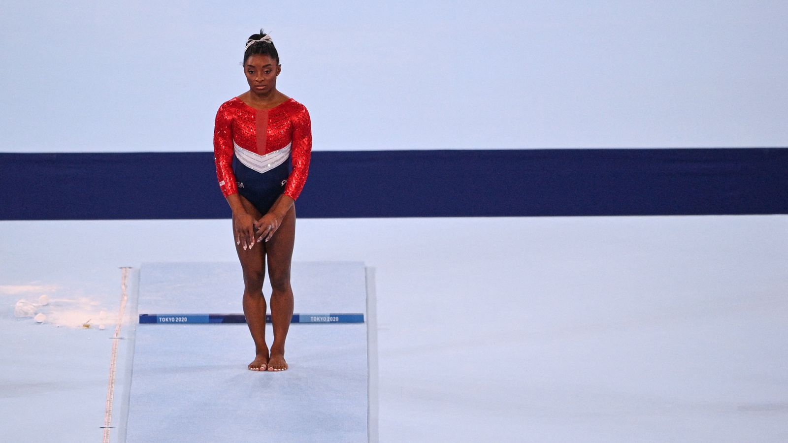 Simone Biles, antes de realizar su único salto en la final por equipos
