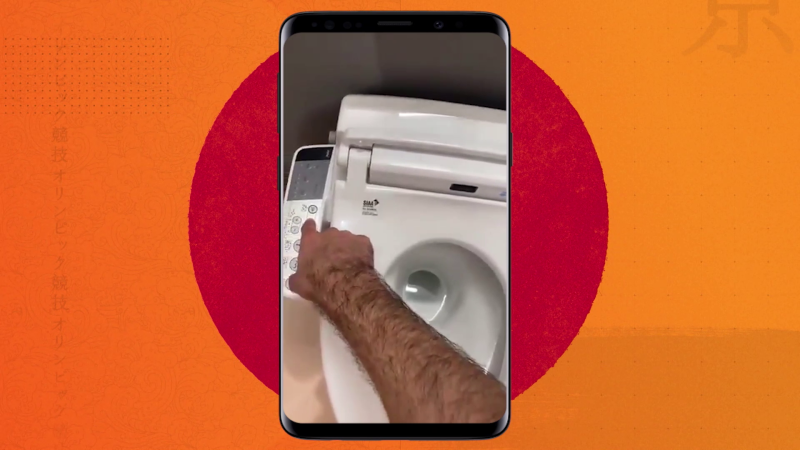 El jugador de baloncesto Álex Abrines enseña el WC de la Villa Olímpica de Tokyo 2020