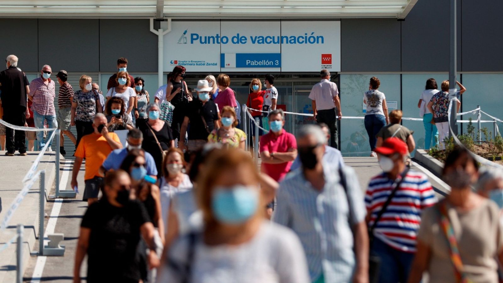 Grandes colas para vacunarse en el hospital Enfermera Isabel Zendal
