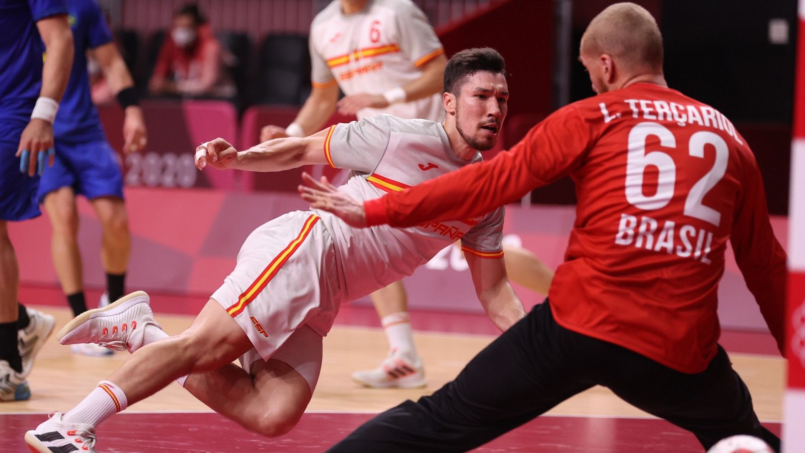 Alex Dujshebaev (España) marca un gol a Leonardo Terçadiol (Brasil)