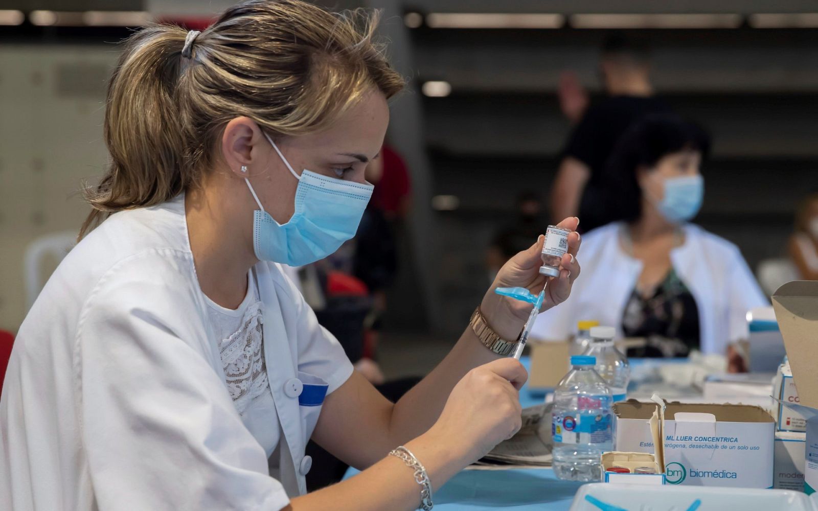 Una enfermera prepara una dosis de la vacuna Moderna en el Estadio Nueva Condomina de Murcia
