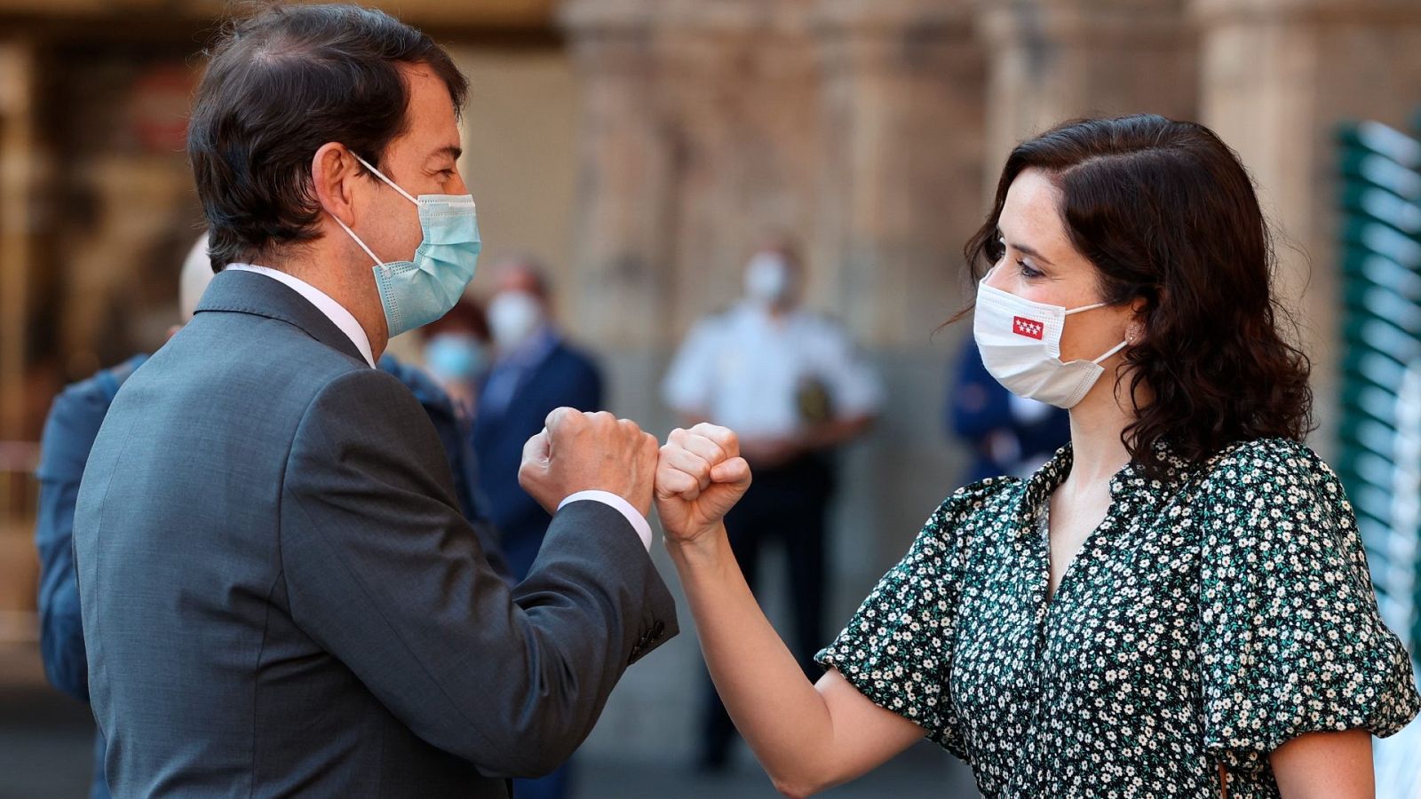 Mañueco saluda a Ayuso en la Conferencia de Presidentes