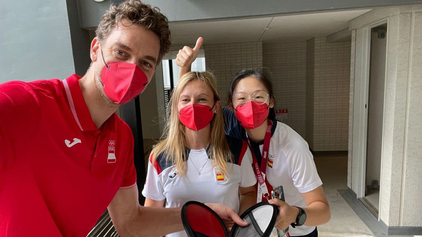 Galia Dvorak, Pau Gasol y María Xiao en la Villa Olímpica