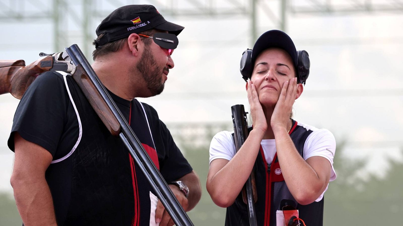 Los tiradores Alberto Fernández y Fátima Gálvez, tras ganar el oro en foso olímpico mixto