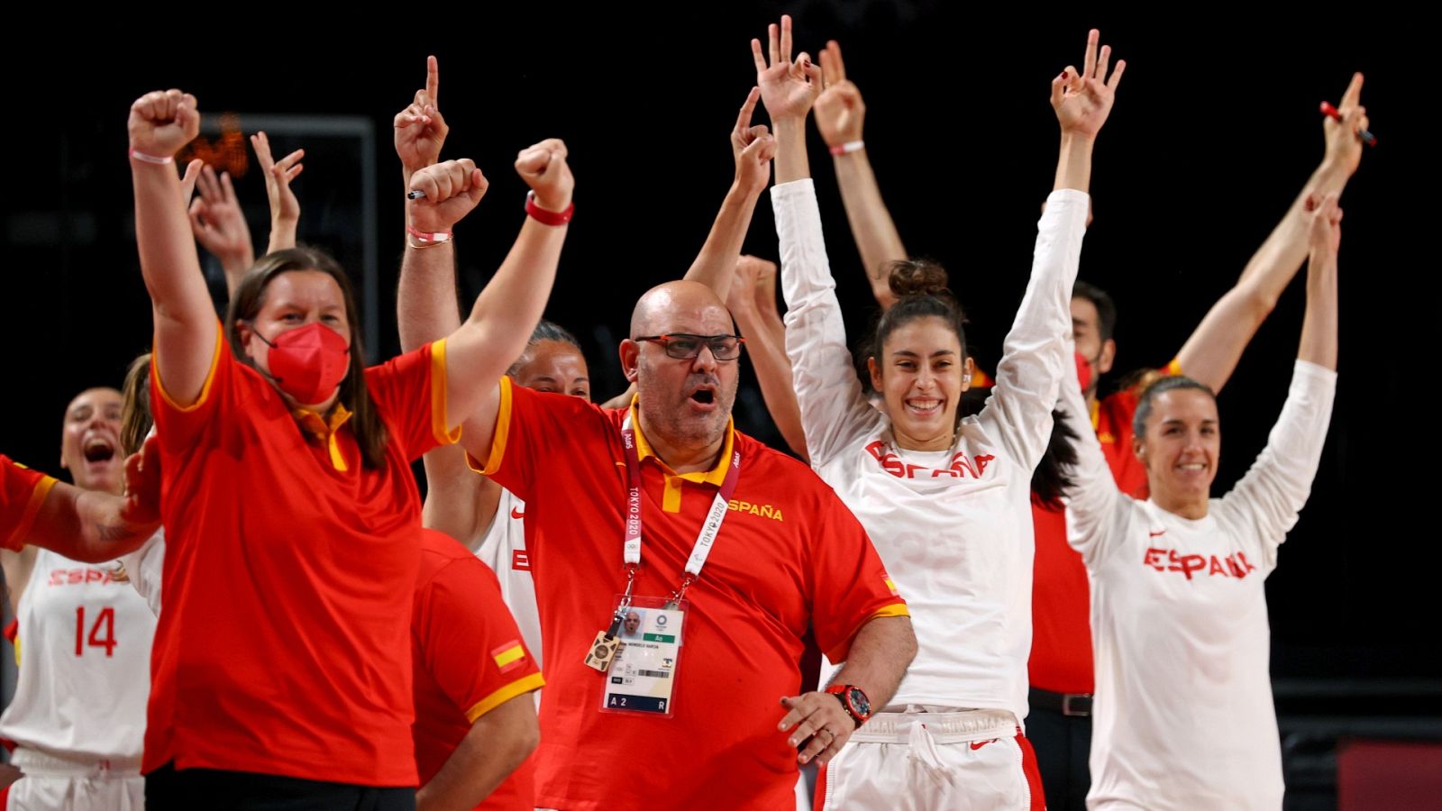 La selección femenina de baloncesto celebra un triple frente a Serbia