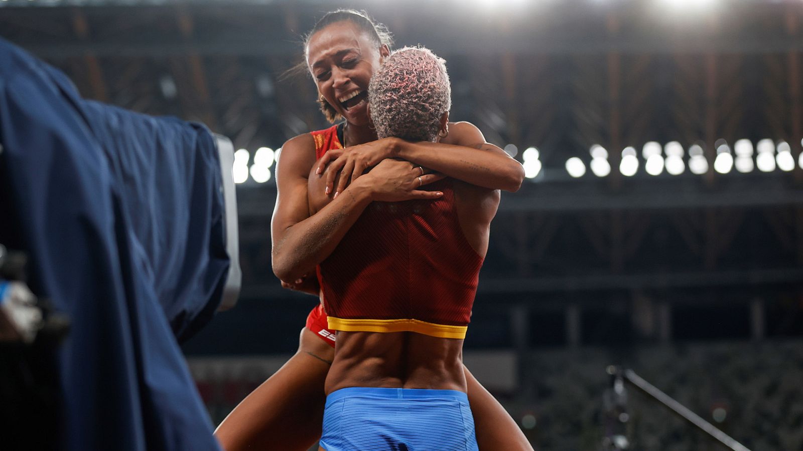 Ana Peleteiro y Yulimar Rojas se abrazan tras ganar el bronce y el oro olímpico respectivamente