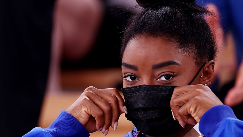 Simone Biles sorprende y regresa para competir en la final de barra